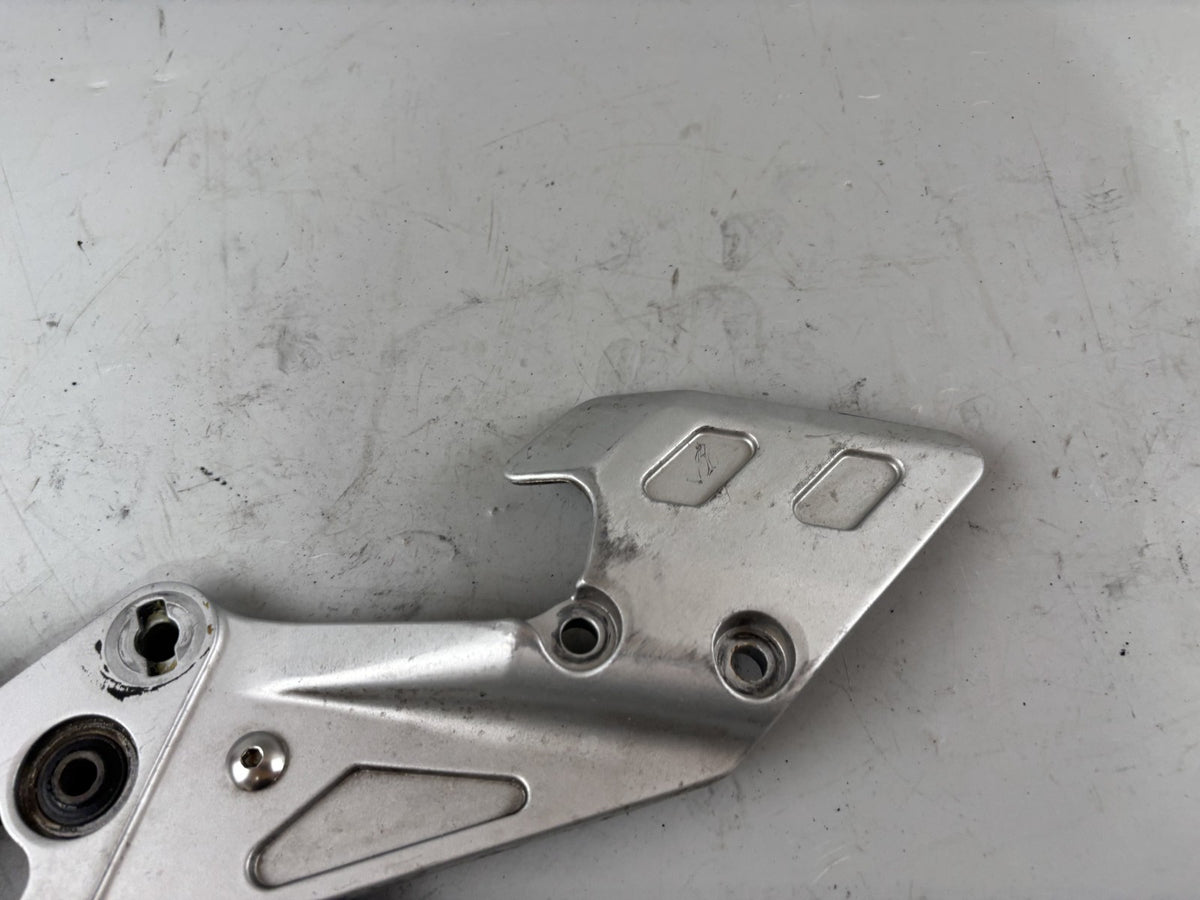 Suzuki GSX-R 1100 W GU75C Fußrastenhalteplatte Holder Halterung Hangers rechts