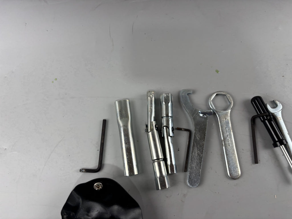 Suzuki GSX 650 F FA WVCJ Bordwerkzeug Tools
