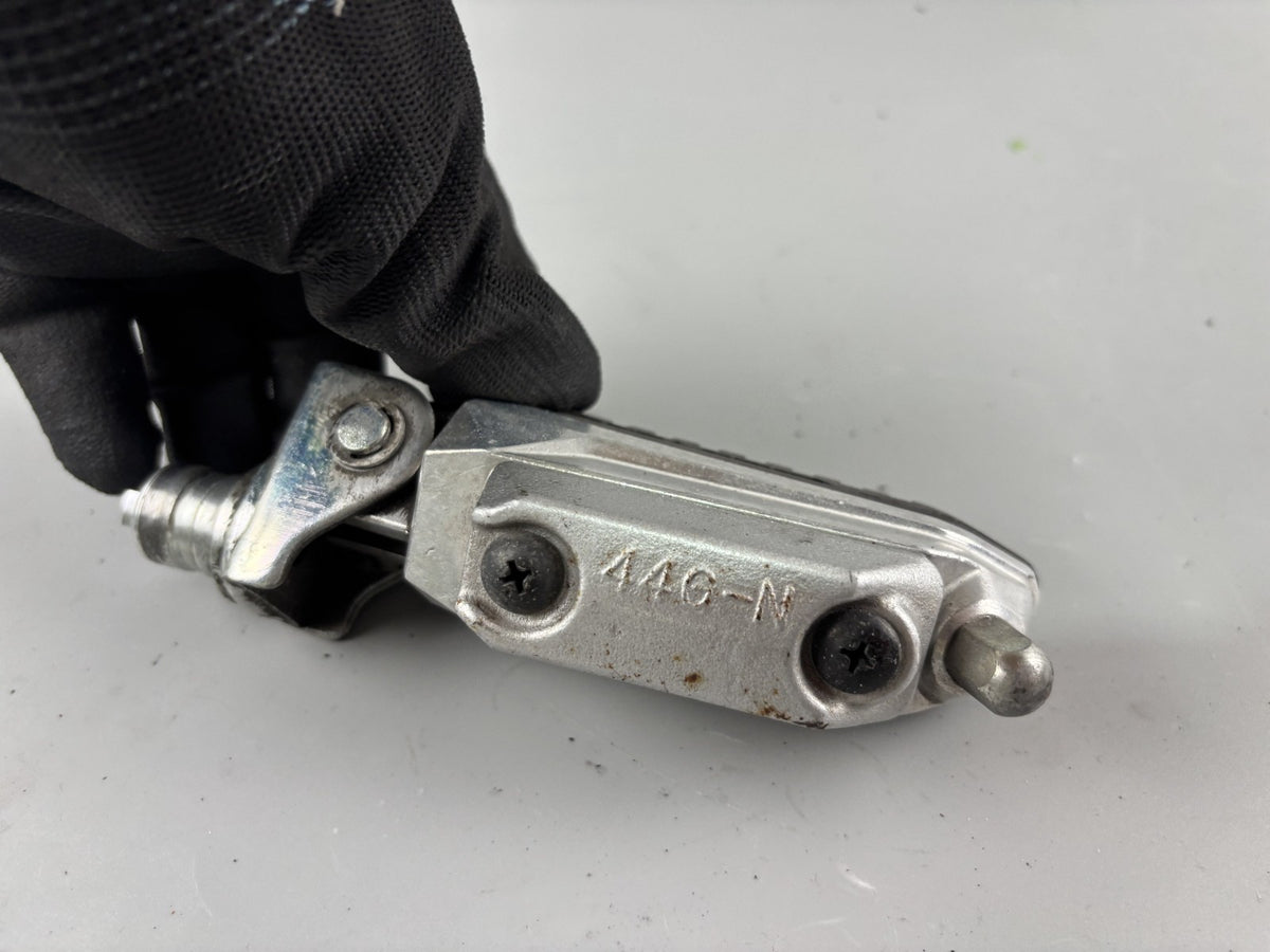 Suzuki GSX 650 F FA WVCJ Fußraste Hanger Foot Step rechts right vorn front