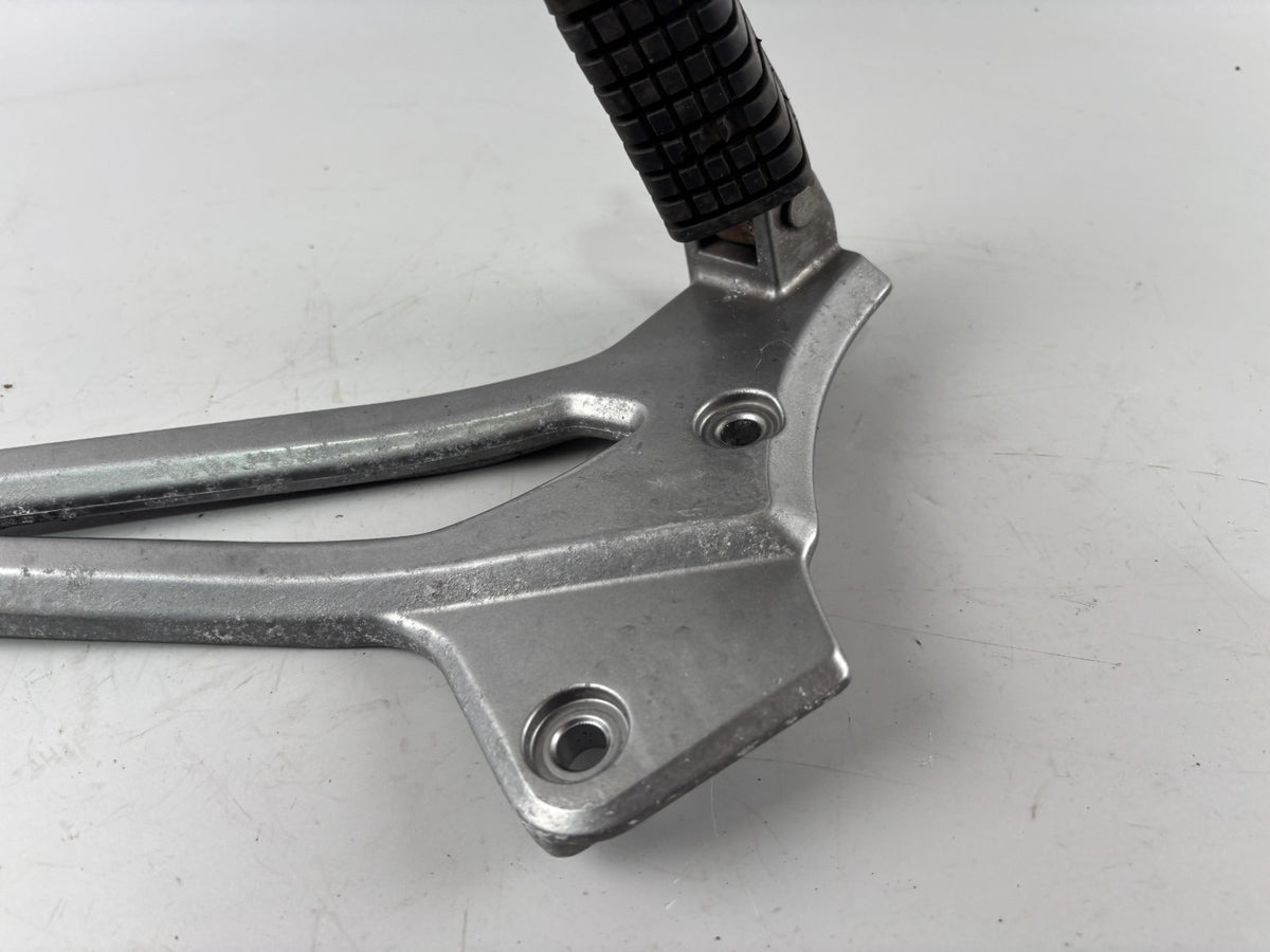 Kawasaki ER 5 EX500A Fußrastenanlage Fußraste Step Hangers Halteplatte links