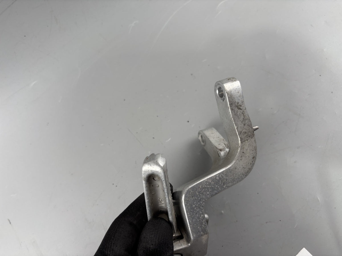 Yamaha YZF 1000 R Thunderace Fußrastenanlage Fußraste Sozius Beifahrer links lef