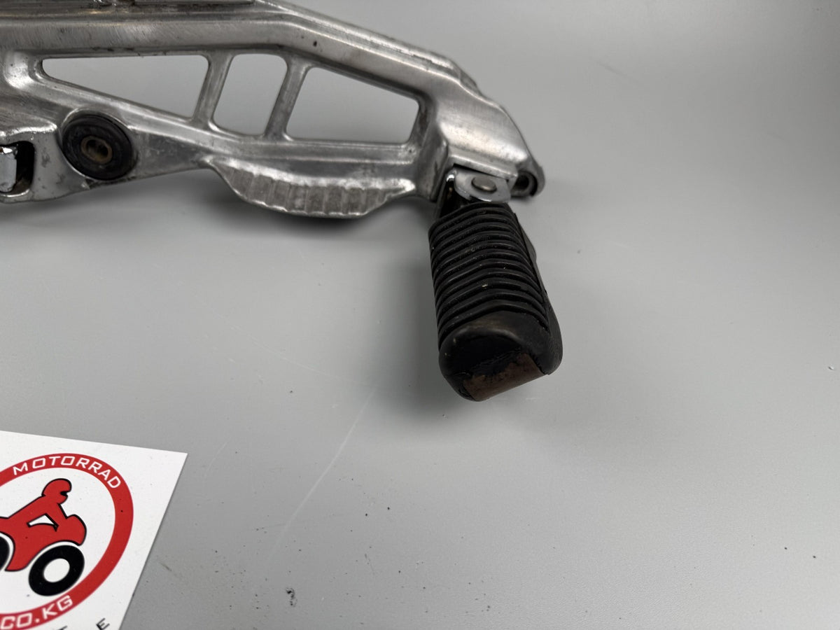 Kawasaki ER 5 ER500A Fußrastenanlage Fußraste Step Hangers Halteplatte rechts
