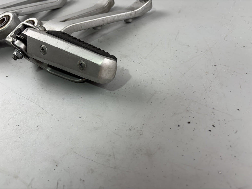 Suzuki VX 800 VS51B Soziusfußrasten Beifahrer Fußraste Step Hangers Foot