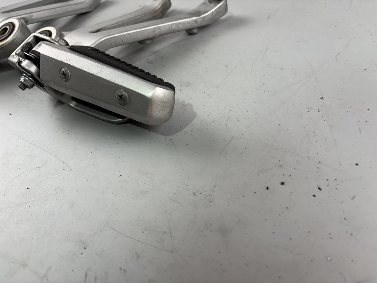 Suzuki VX 800 VS51B Soziusfußrasten Beifahrer Fußraste Step Hangers Foot