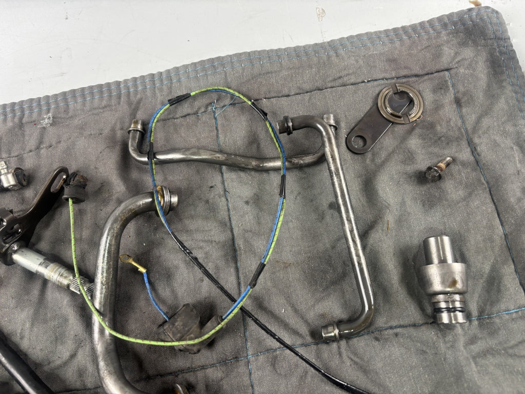 Honda CBR 1000F SC24 Reste Schrauben Screws Motor Engine