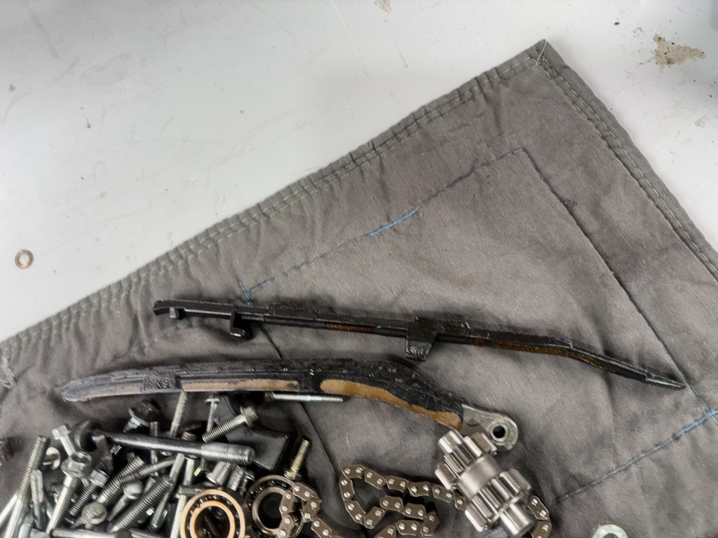 Honda SLR 650 Vigor FX 650 RD09 Schrauben Reste Screws Motor Engine Gleitschiene