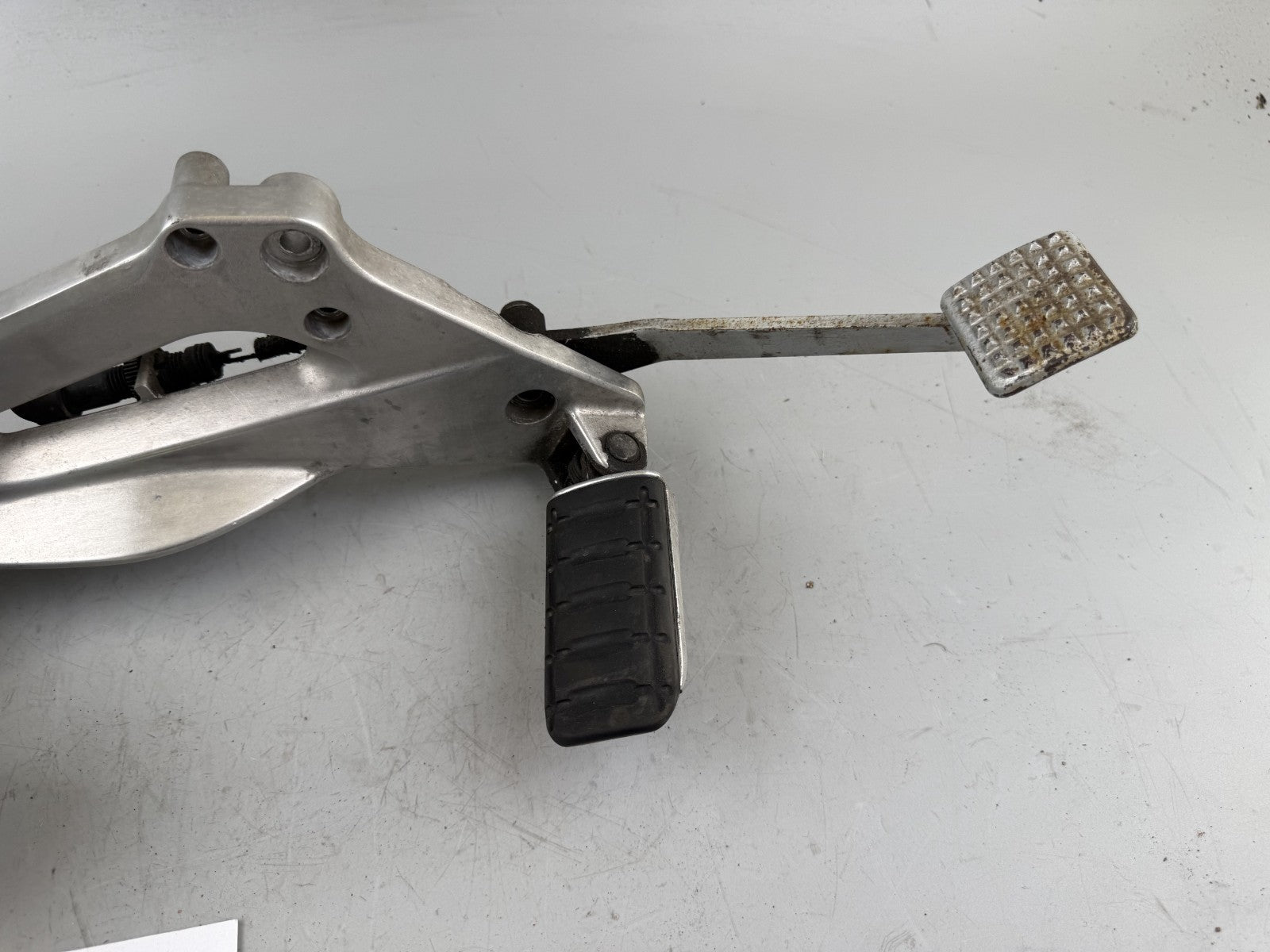 Honda NT650V Deauville RC47 Fußrastenanlage Foot Step Hangers Pedal Fußraste