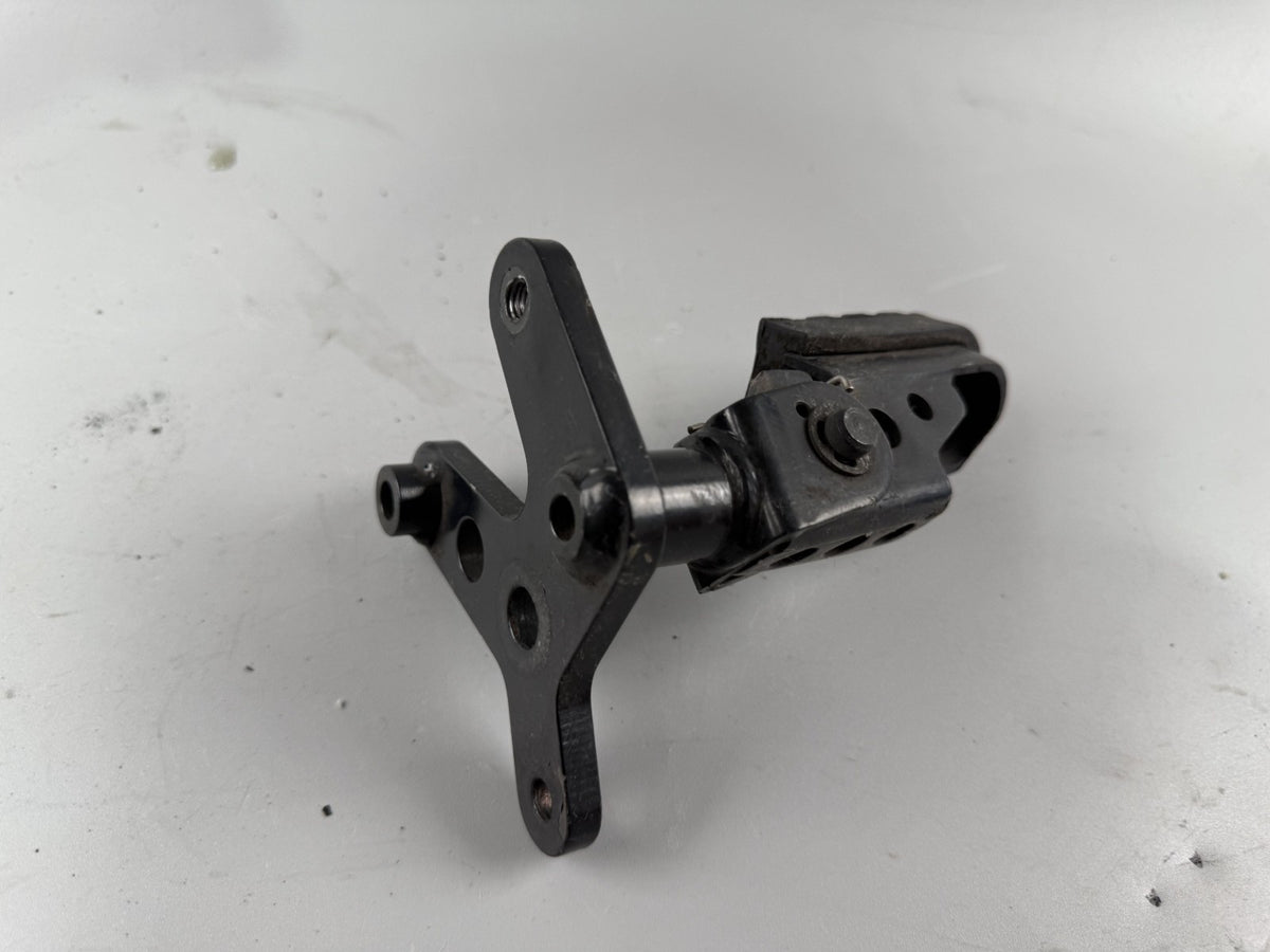 Triumph Tiger 900 T400 Fußraste Foot Hangers Step Fahrerfahrerrechts right vorne