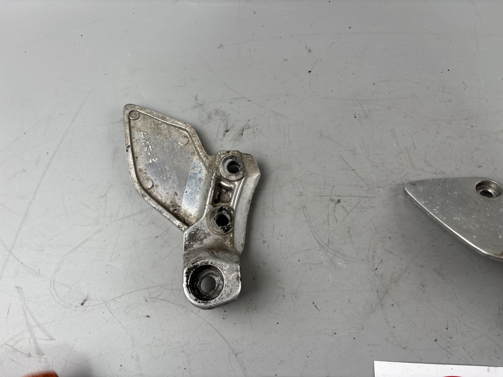 Yamaha XJR1300 RP02 Fußrastenhalteplatte Versenschutz Halter links rechts