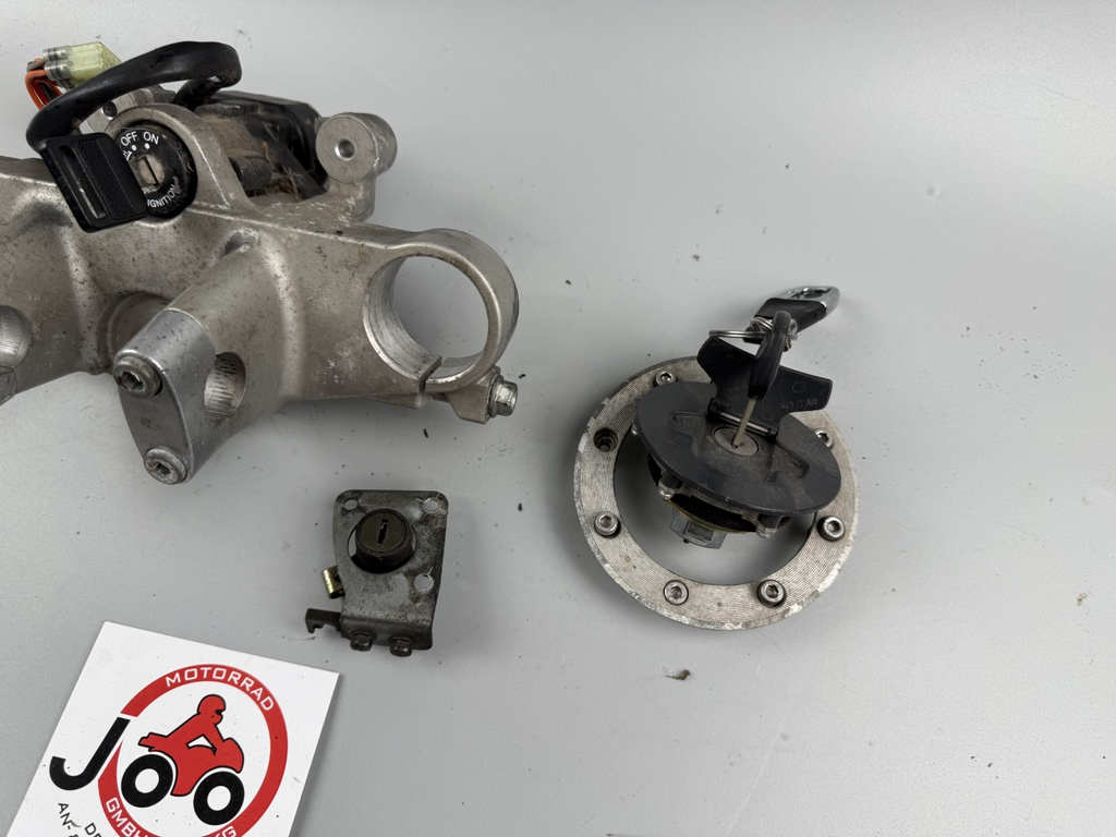 Suzuki GSX 750 AE Inazuma Schlosssatz Key Zündschloss Tankschloss Lock