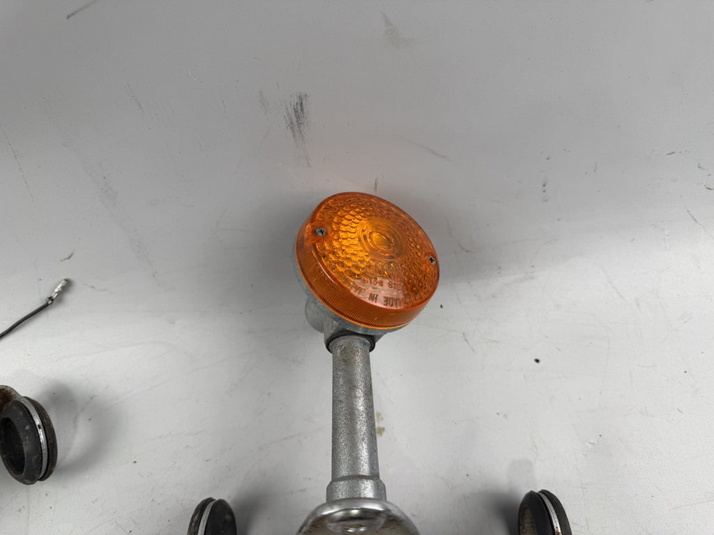 Suzuki GN250 NJ42A Blinkerpaar Blinker turn Signal vorne Halterung Scheinwerfer