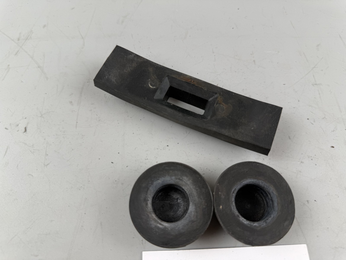 Yamaha XJR1300 RP02 Tankgummi Vibrationsschutz Holder Halter Rubber Gummi