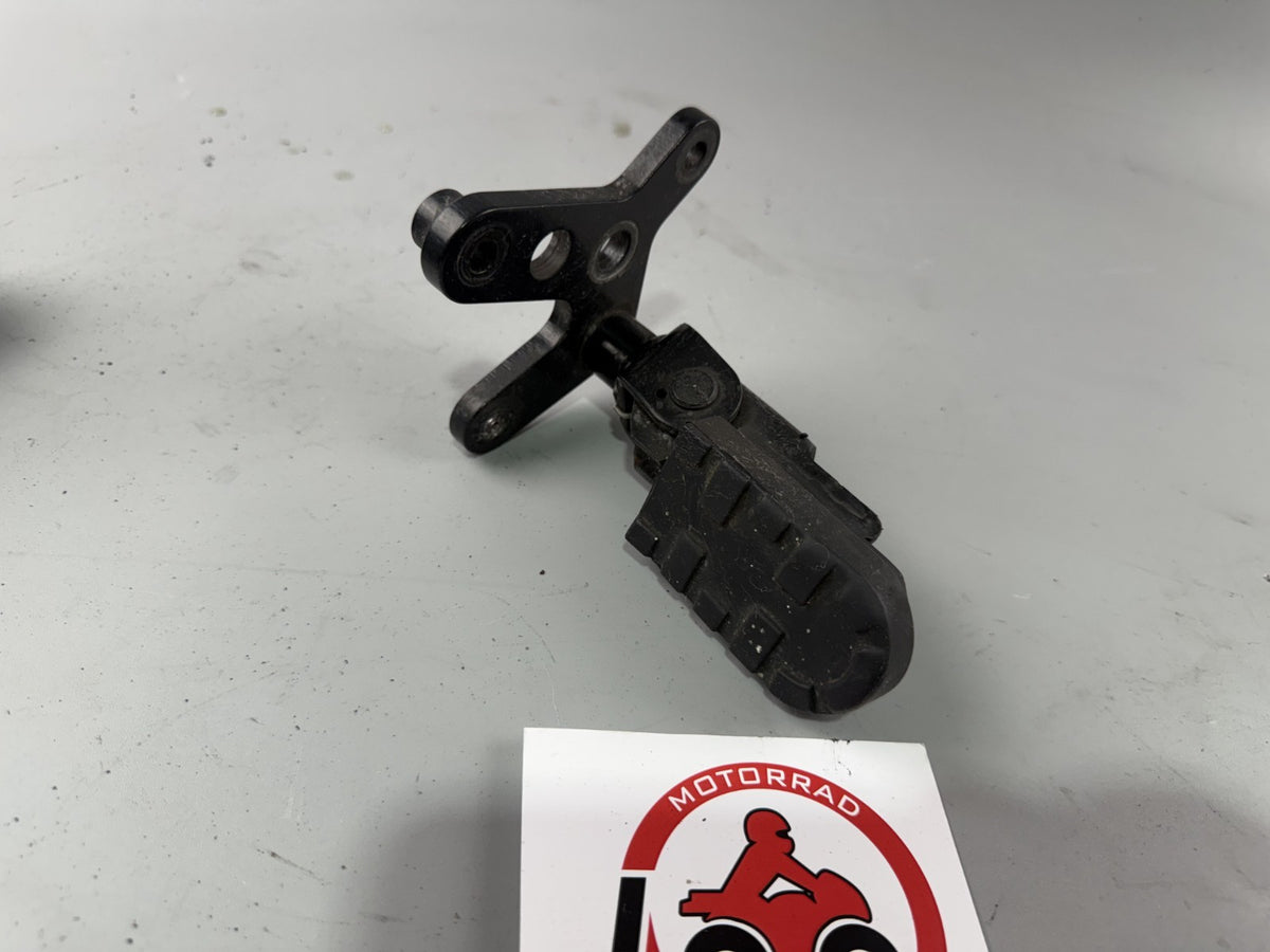 Triumph Tiger 900 T400 Fußraste Foot Hangers Step Fahrerfahrerrechts right vorne