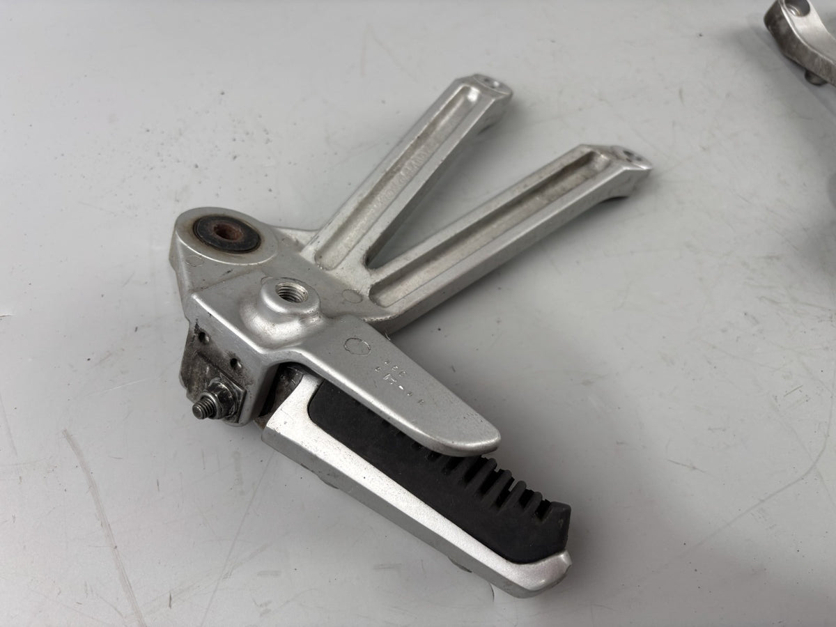 Suzuki VX 800 VS51B Soziusfußrasten Beifahrer Fußraste Step Hangers Foot