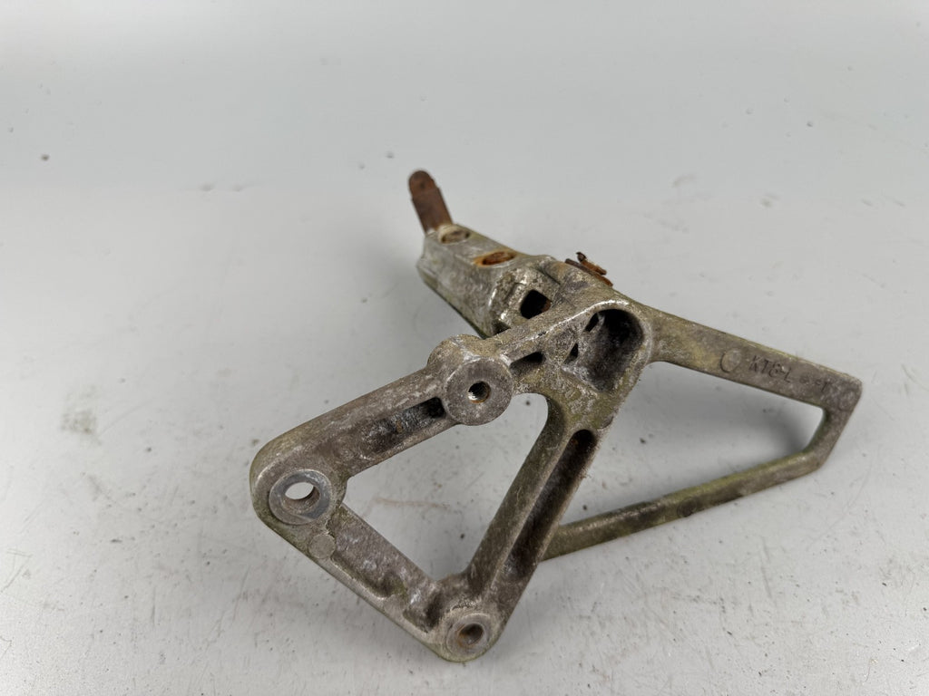 Honda CBR 600 F PC19 Fußrasten Footsteps Hangers links left Träger Halteplatte