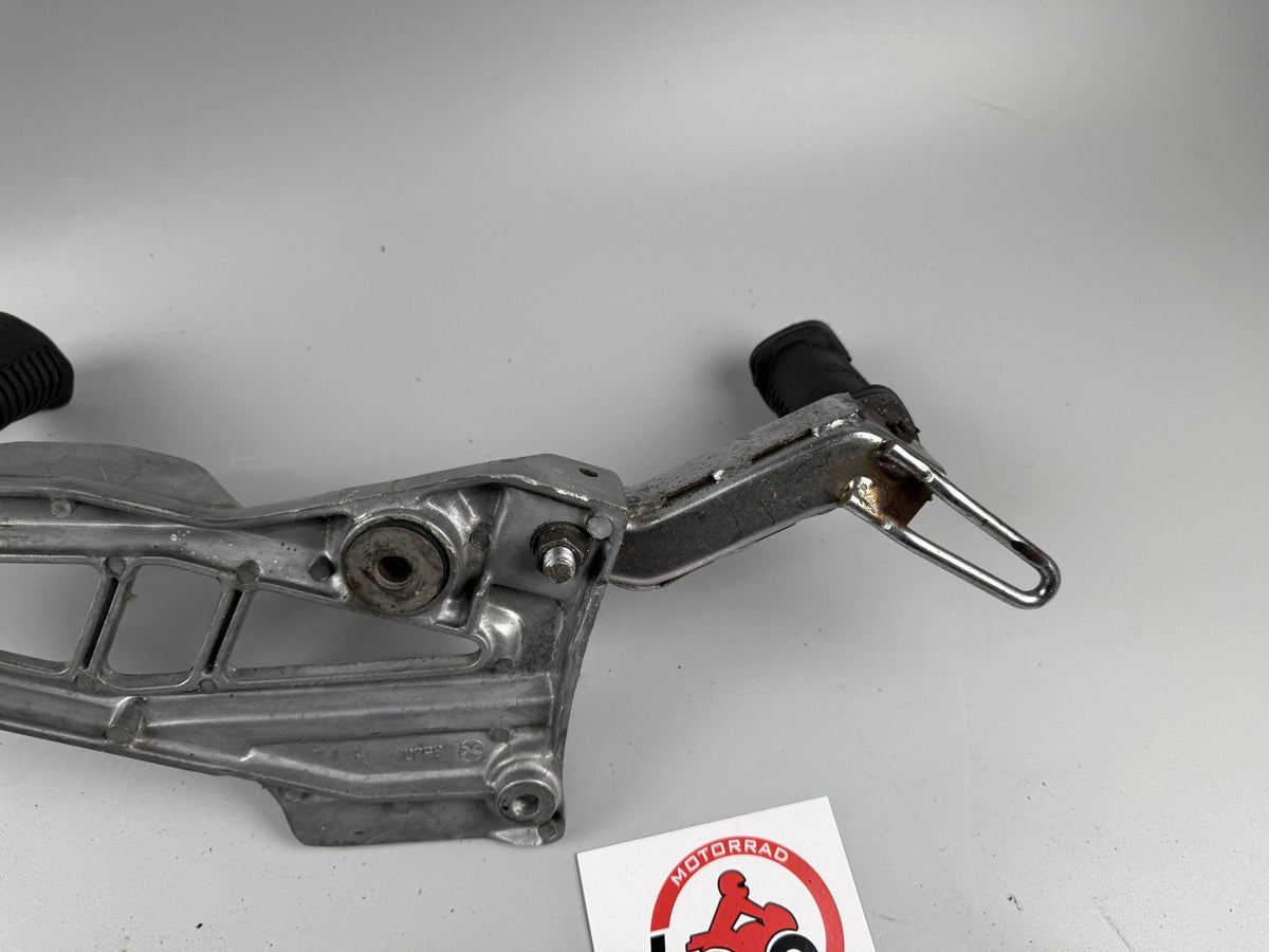 Kawasaki ER 5 ER500A Fußrastenanlage Fußraste Step Hangers Halteplatte links