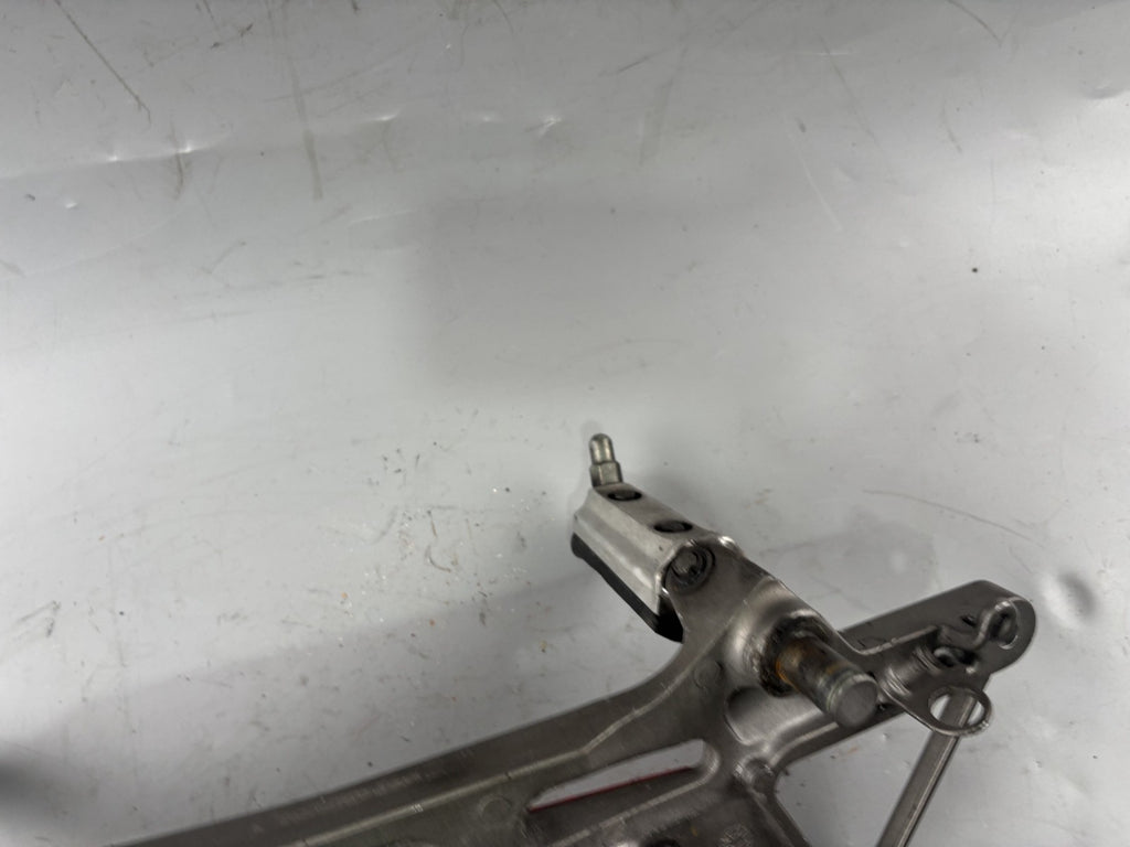 Honda CB 600 F Hornet PC34 Fußrastenanlage Fußraste Foot Step Hangers rechts