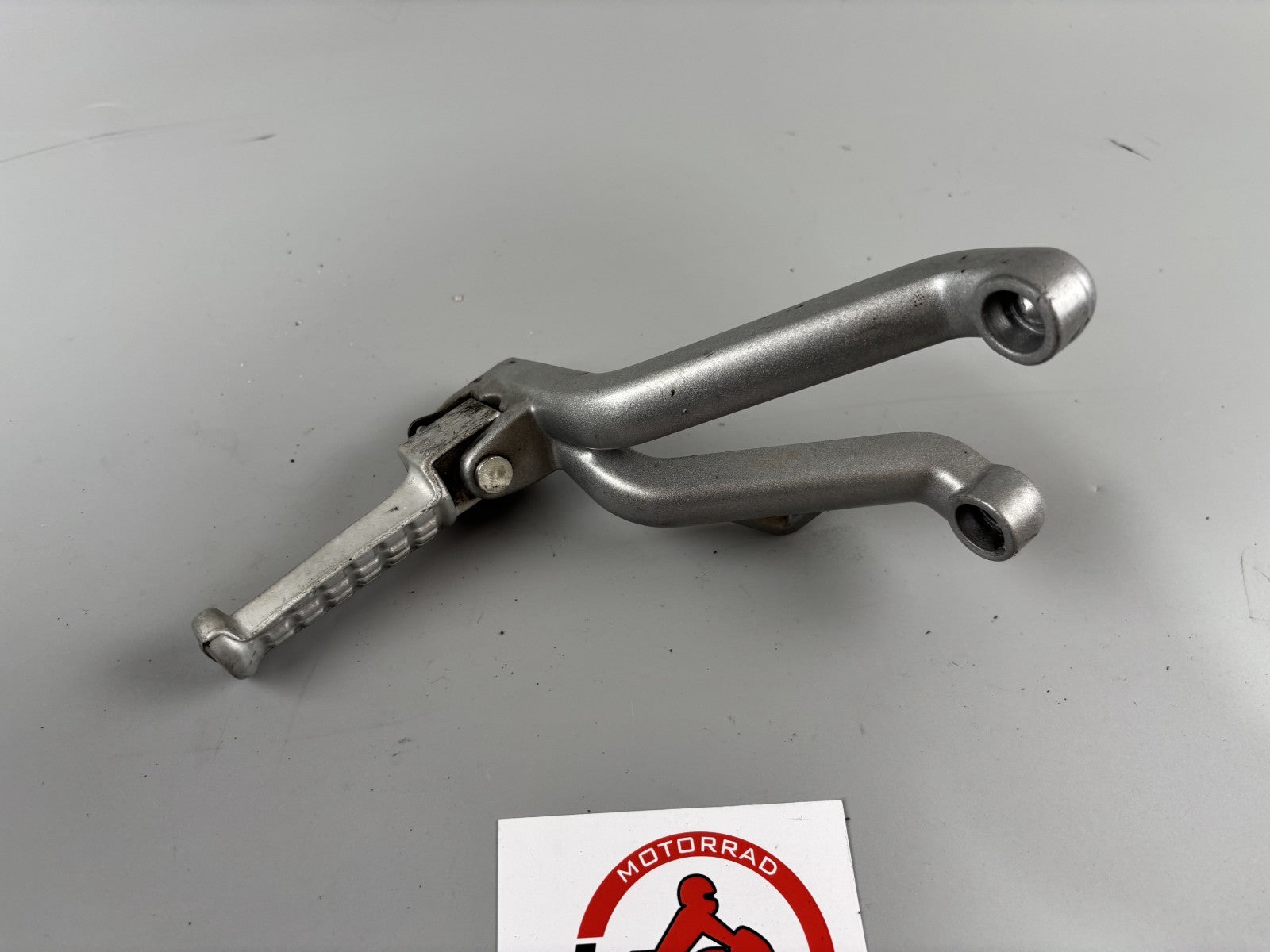 Triumph Daytona 955i T595 N 2002 Soziusfußraste hinten rechts Fußrastenanlage