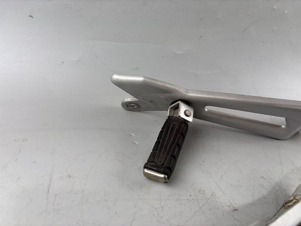 Yamaha YBR 125 RE05 Fußrastenanlage Fußraste rechts links Steps Hangers Halter