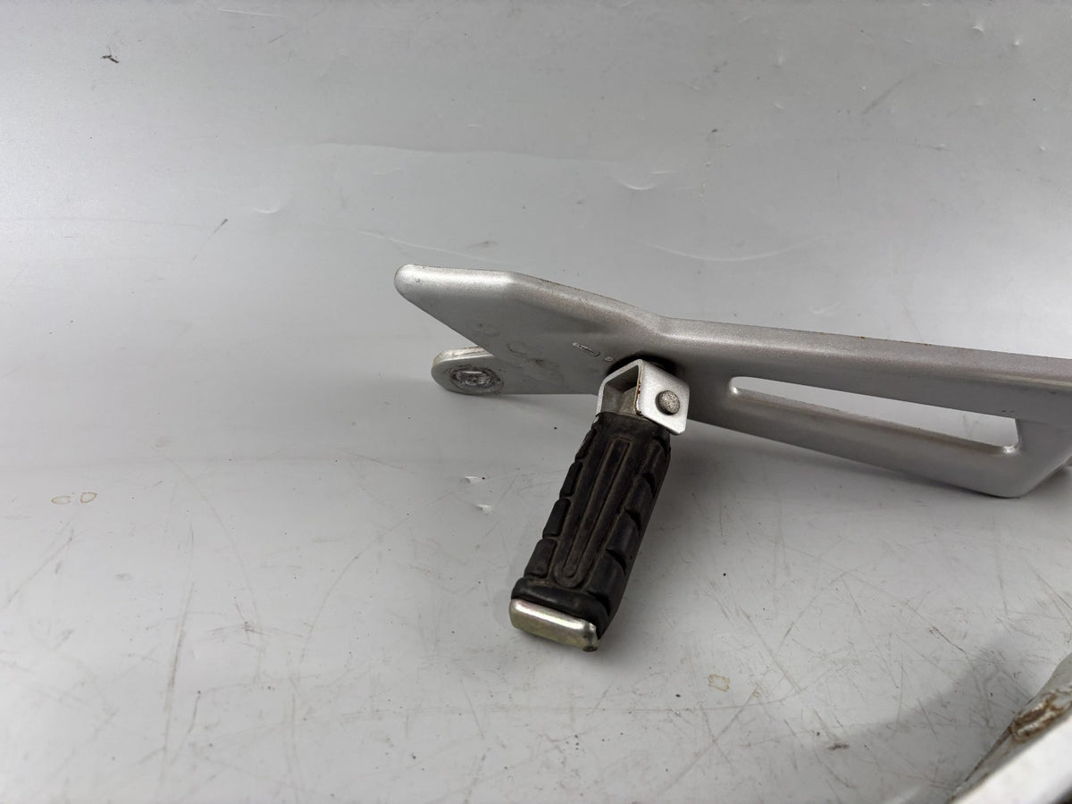 Yamaha YBR 125 RE05 Fußrastenanlage Fußraste rechts links Steps Hangers Halter