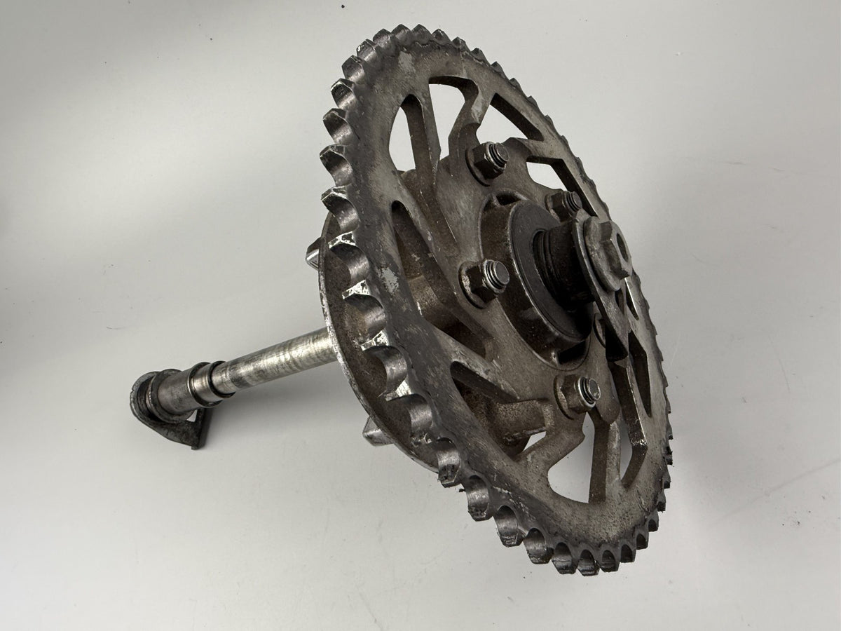 Suzuki GSF600 GN77B Kettenrad Achse Hinterrad back Aufnahme