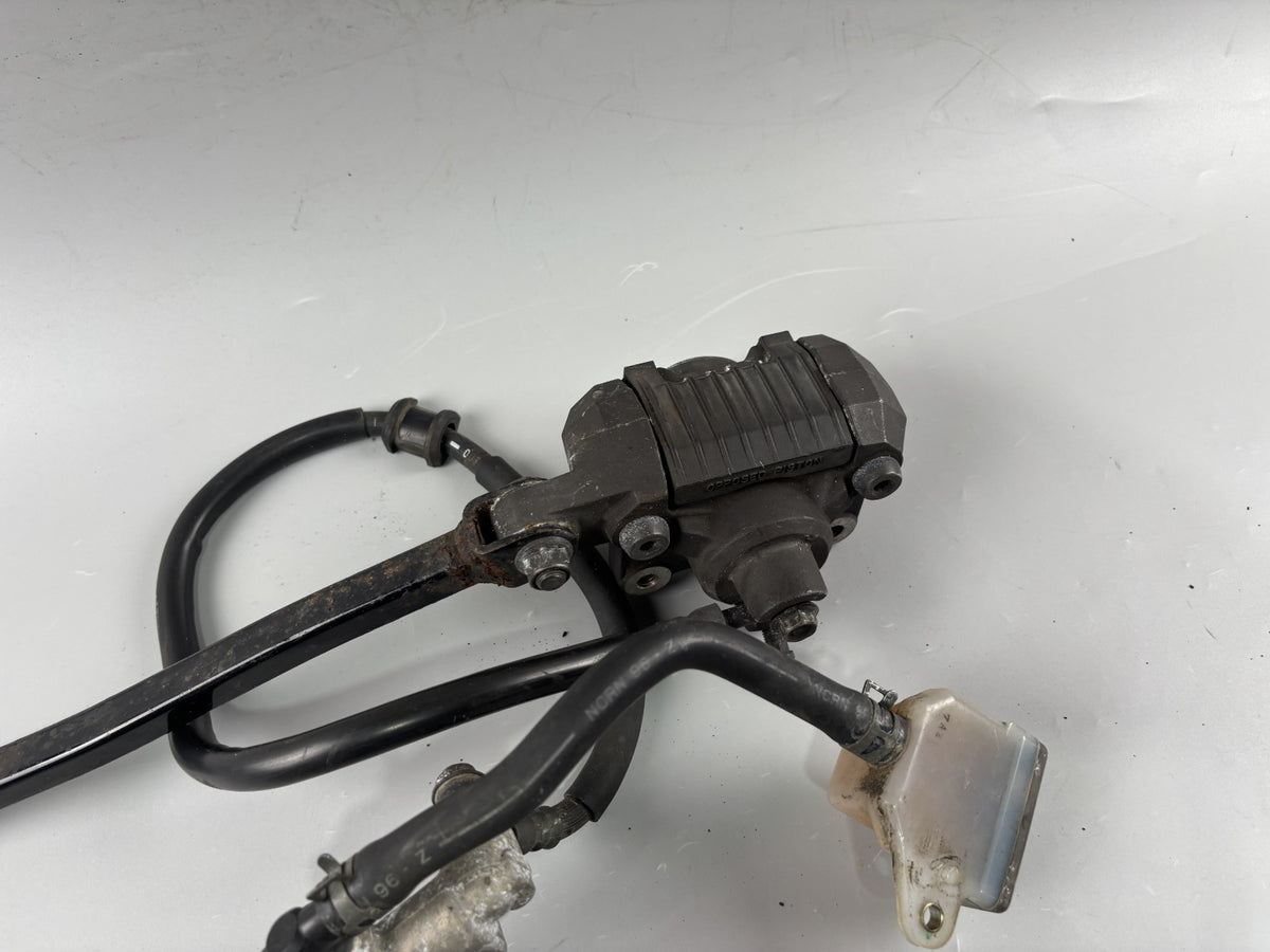 Suzuki GSF600 GN77B Bremsanlage Bremse Brake Sattel Pumpe hinten back Fußraste