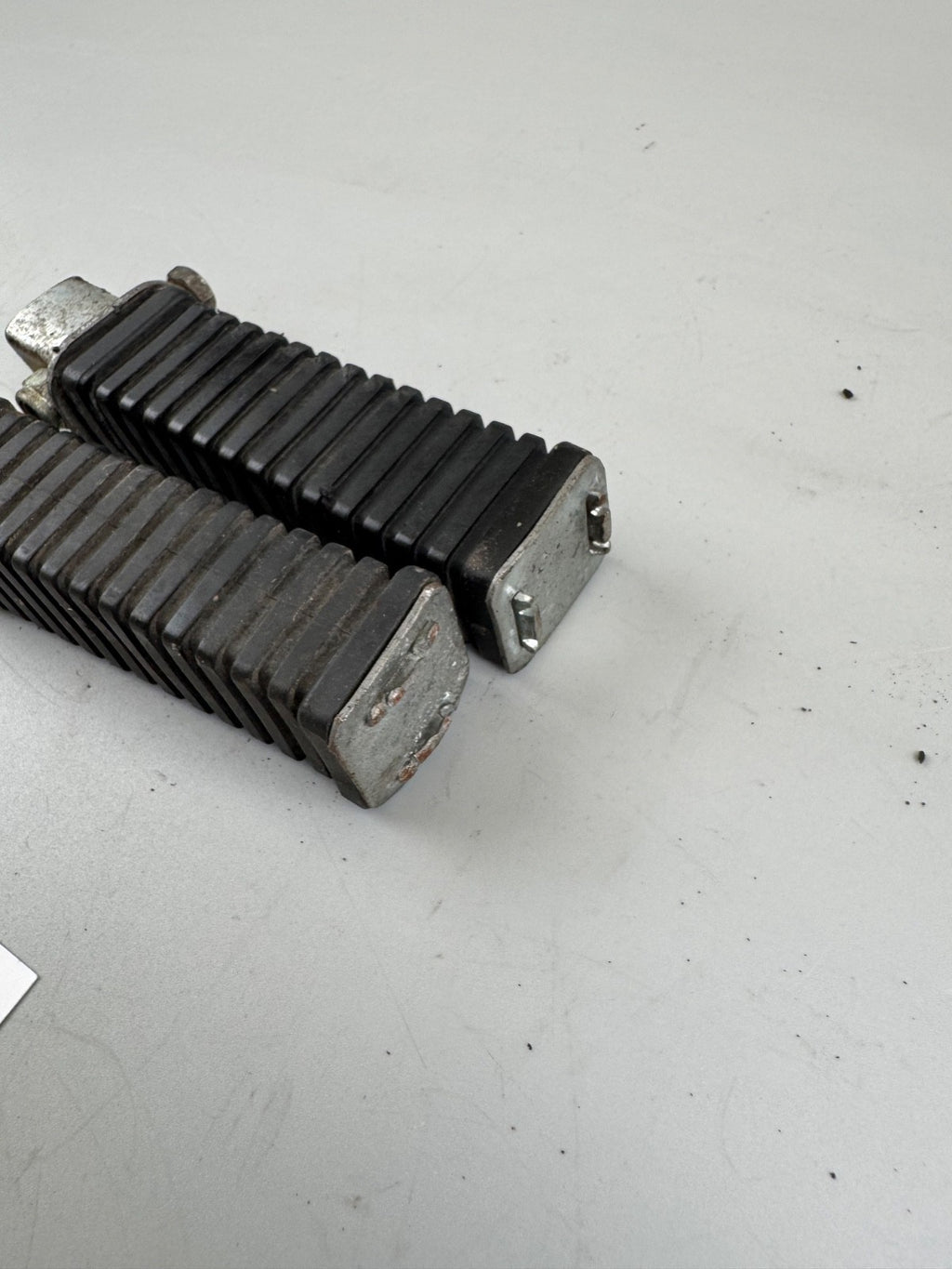 Suzuki DR 125 SF44A Fußrasten hinten Soziusfußrasten rechts links Zubehör