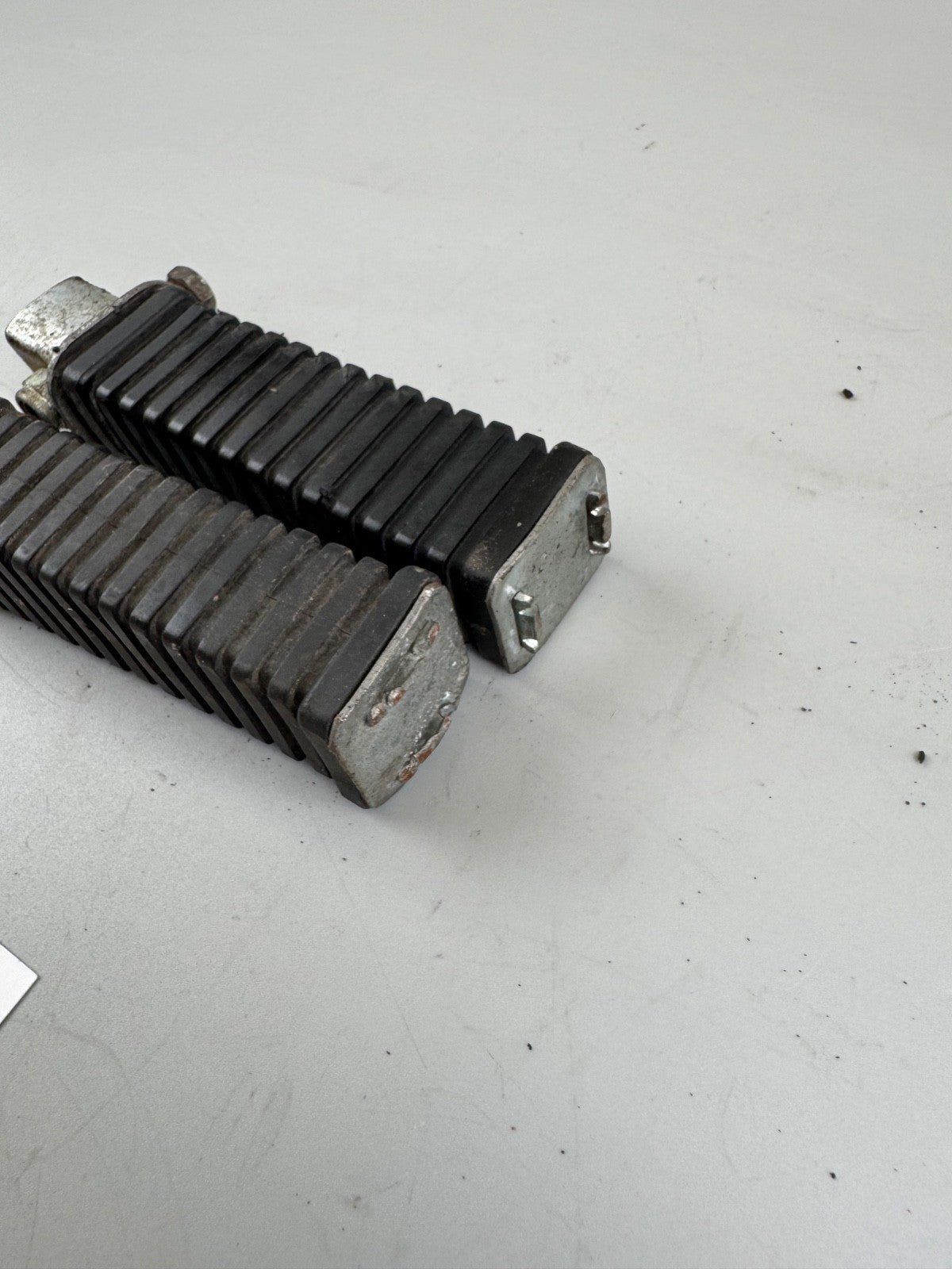 Suzuki DR 125 SF44A Fußrasten hinten Soziusfußrasten rechts links Zubehör