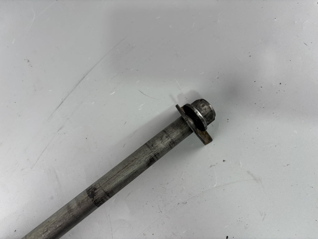 Suzuki GSF600 GN77B Achse Steckachse Halterung Schwinge