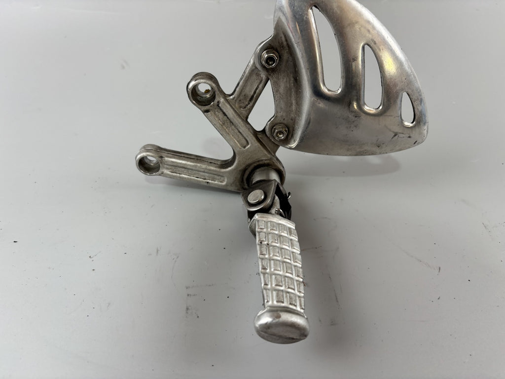 Triumph Daytona 955 T 595 Fußraste Foot Hangers front links left vorne front