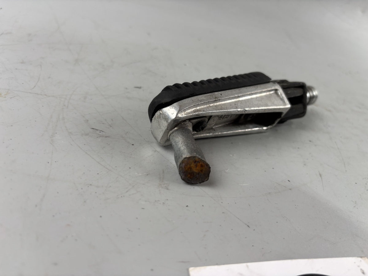 Yamaha FZS600 Fazer RJ02 Fußraste Foot Hangers Step rechts right vorne front
