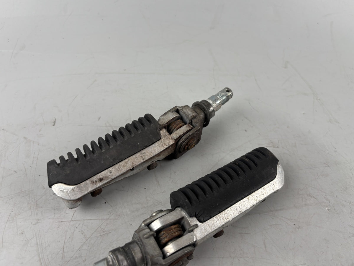 Suzuki RF 600 R GN76A Fußraste Fußrasten vorne front Step Hangers