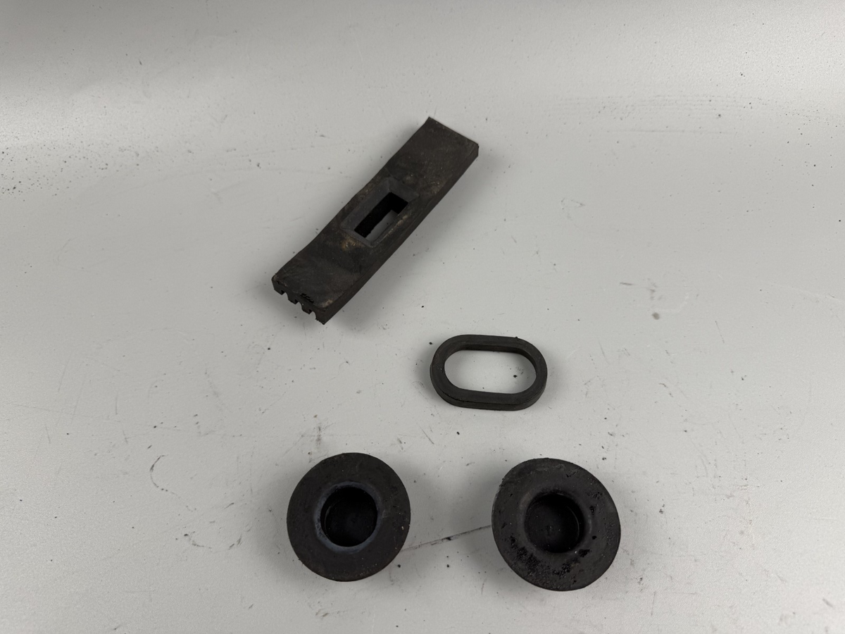 Yamaha XJR1300 RP02 Tankgummi Vibrationsschutz Holder Halter Rubber Gummi