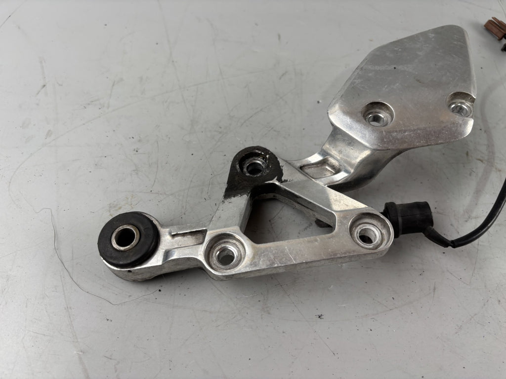 Yamaha FZS600 Fazer RJ02 Fußrastenhalteplatte Fersenschutz Schalter rechts right