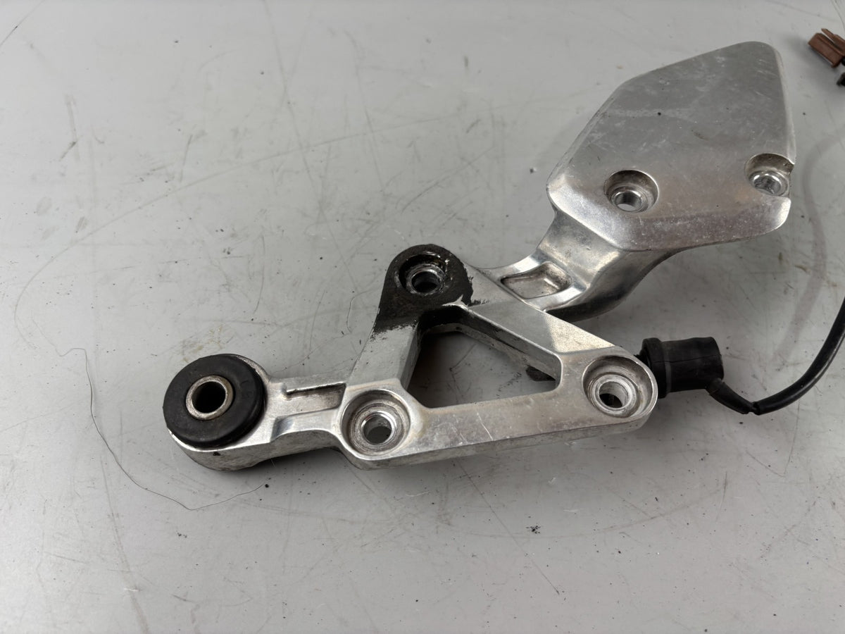 Yamaha FZS600 Fazer RJ02 Fußrastenhalteplatte Fersenschutz Schalter rechts right