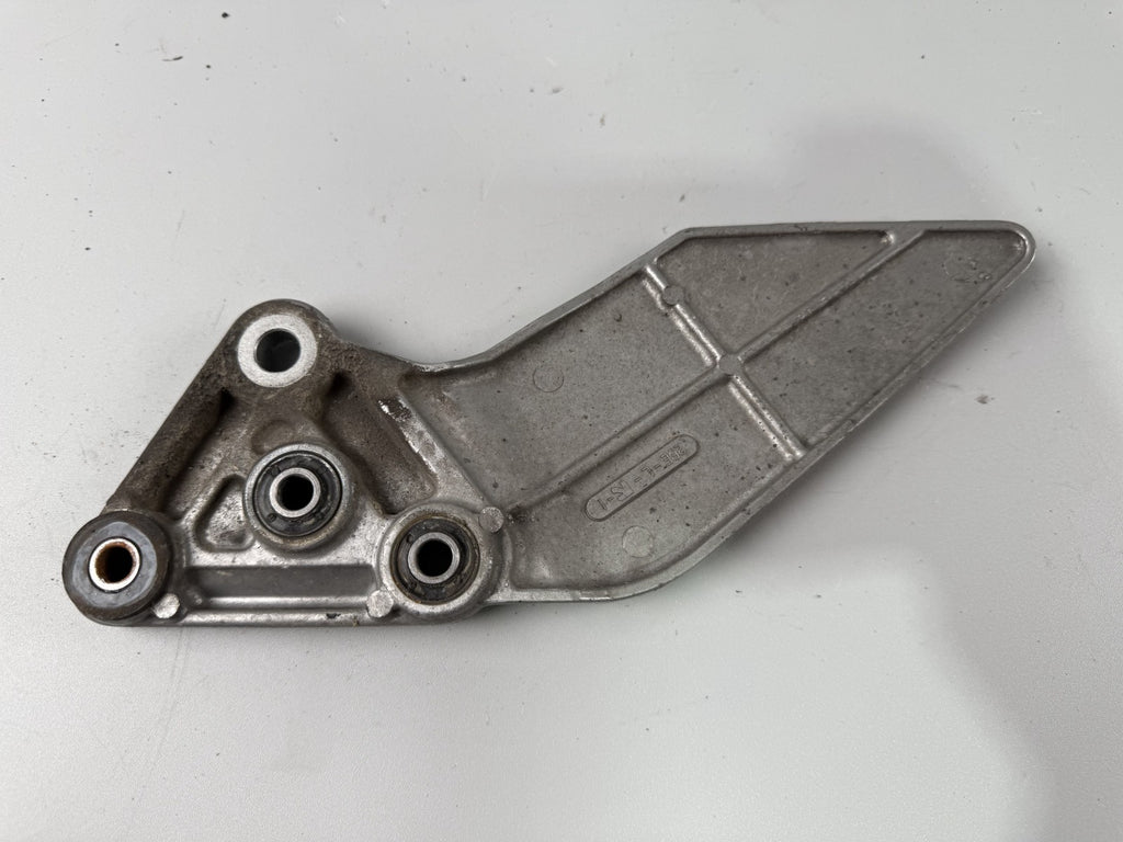 Suzuki GSF600 GN77B Bandit Fußrastenhalter Platte Fußrastenträger Ferse links