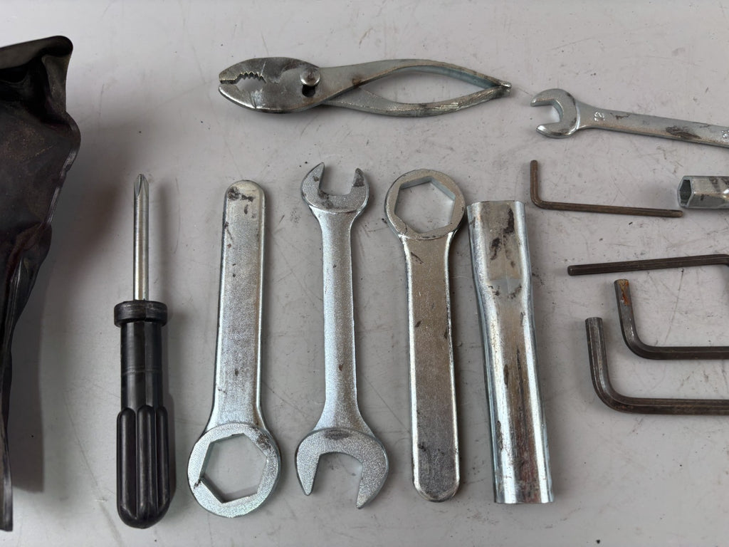 Suzuki GSX-R 1100 W GU75C Bordwerkzeug Tools Werkzeug