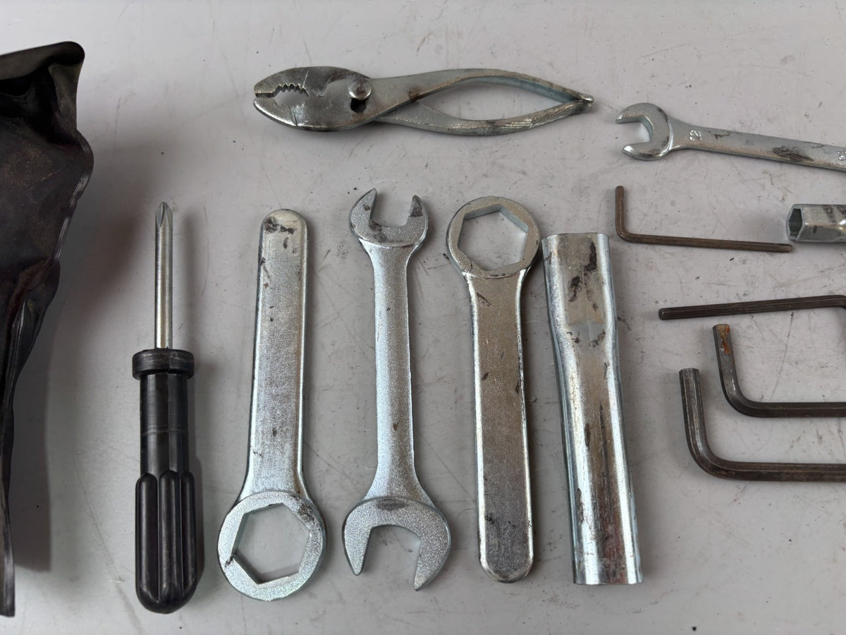Suzuki GSX-R 1100 W GU75C Bordwerkzeug Tools Werkzeug