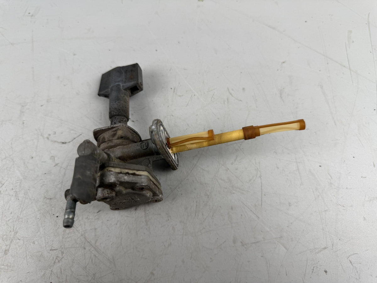 Suzuki GSF600 GN77B Benzinhahn Ventil Tank Benzintank Kraftstoff