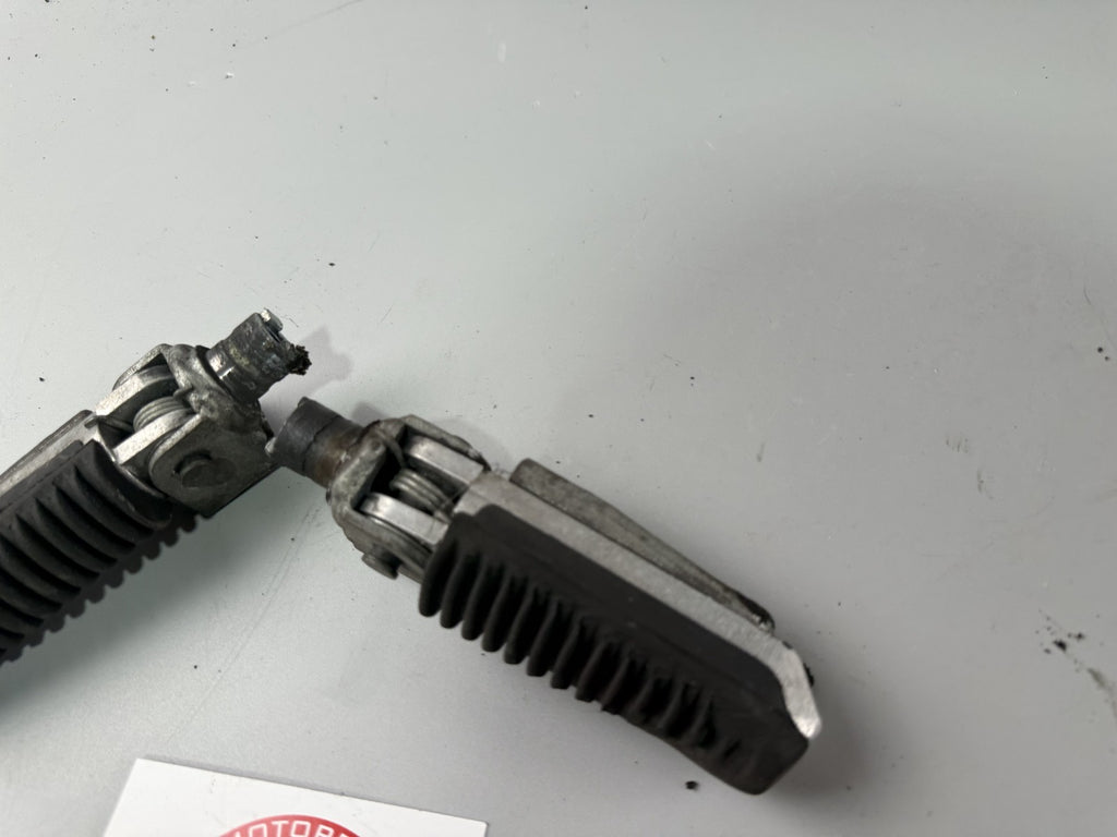 Suzuki GSF600 GN77B Bandit Fußrasten front vorne Footsteps Hangers Fahrer