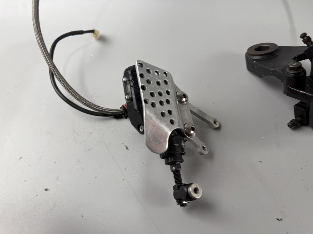 Suzuki GSX - R 1100 GV73C Bremsanlage Bremse Brake Sattel Pumpe hinten back