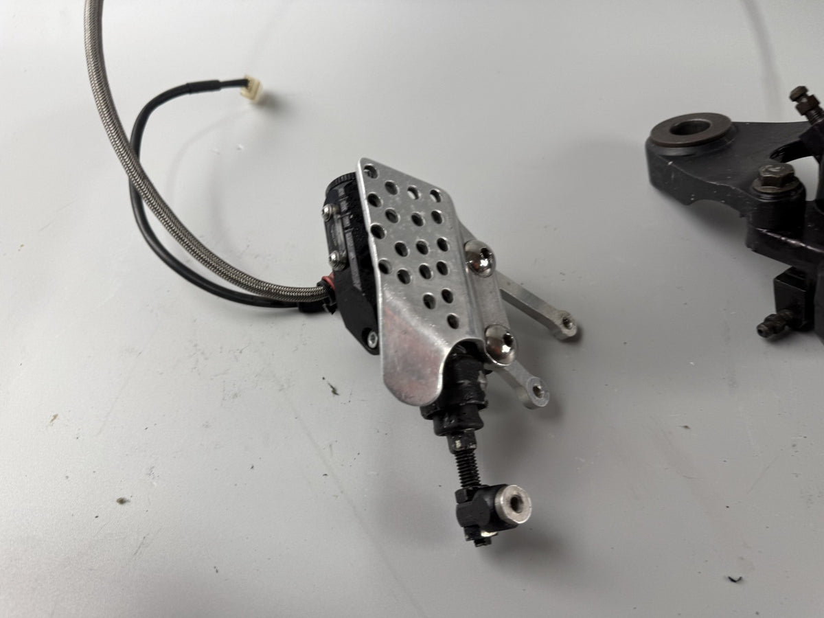 Suzuki GSX - R 1100 GV73C Bremsanlage Bremse Brake Sattel Pumpe hinten back
