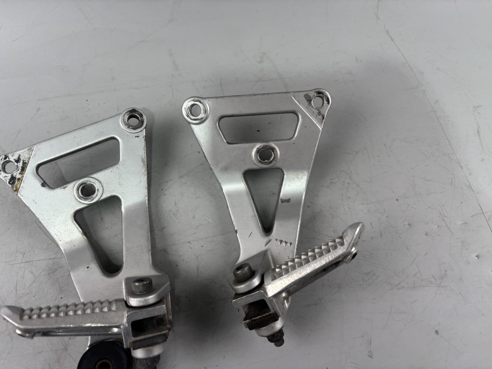Suzuki GSX-R 750 W GR7BB Soziusfußrasten Beifahrer Fußrastee Foot Hanger Step