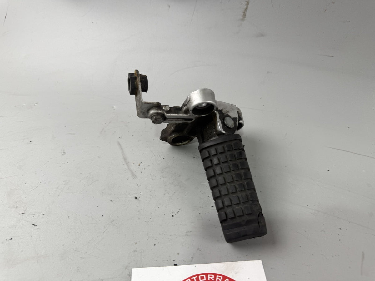 Kawasaki EX500A GPZ500S Fußrastenanlage Fußraste vorn rechts Foot Step Hangers