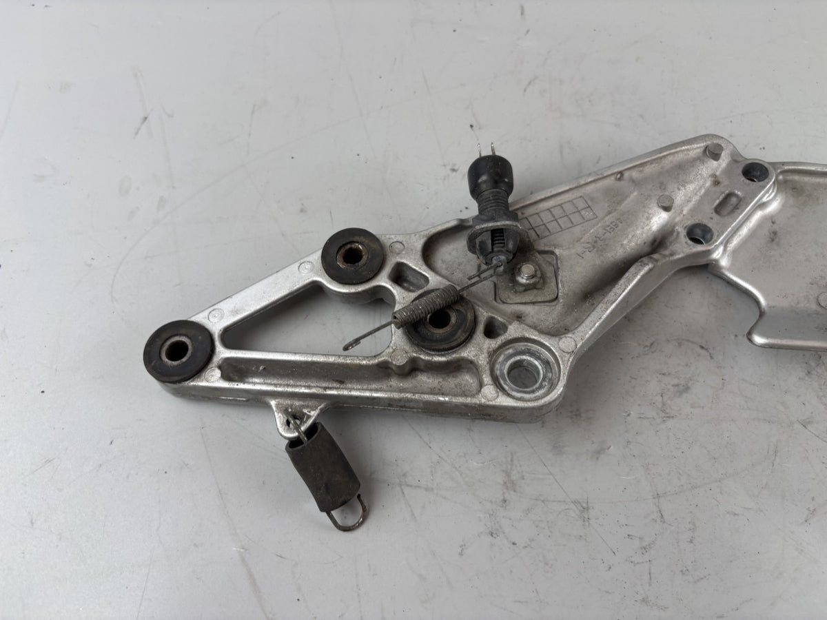 Suzuki GSX-R 1100 W GU75C Fußrastenhalteplatte Holder Halterung Hangers rechts