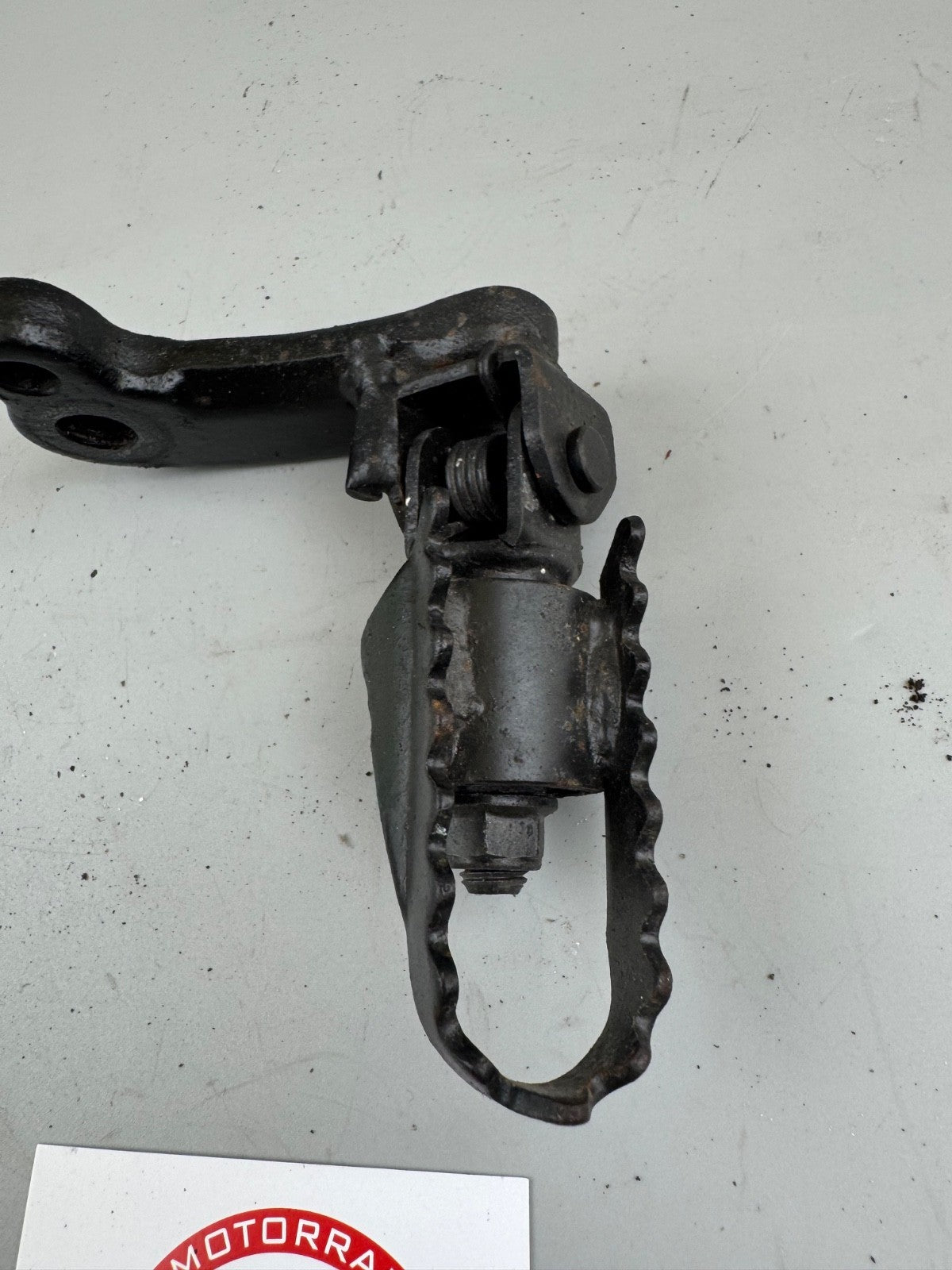 Suzuki DR 125 SF44A Fußraste vorne rechts Fahrerfußraste Fußrastenhalter