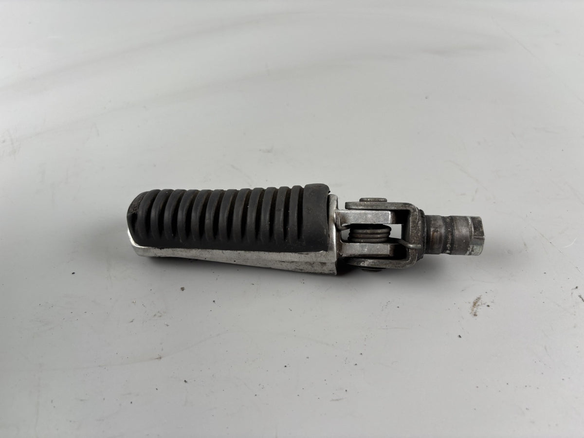Yamaha FZS600 Fazer RJ02 Fußraste Foot Hangers Step links left vorne front