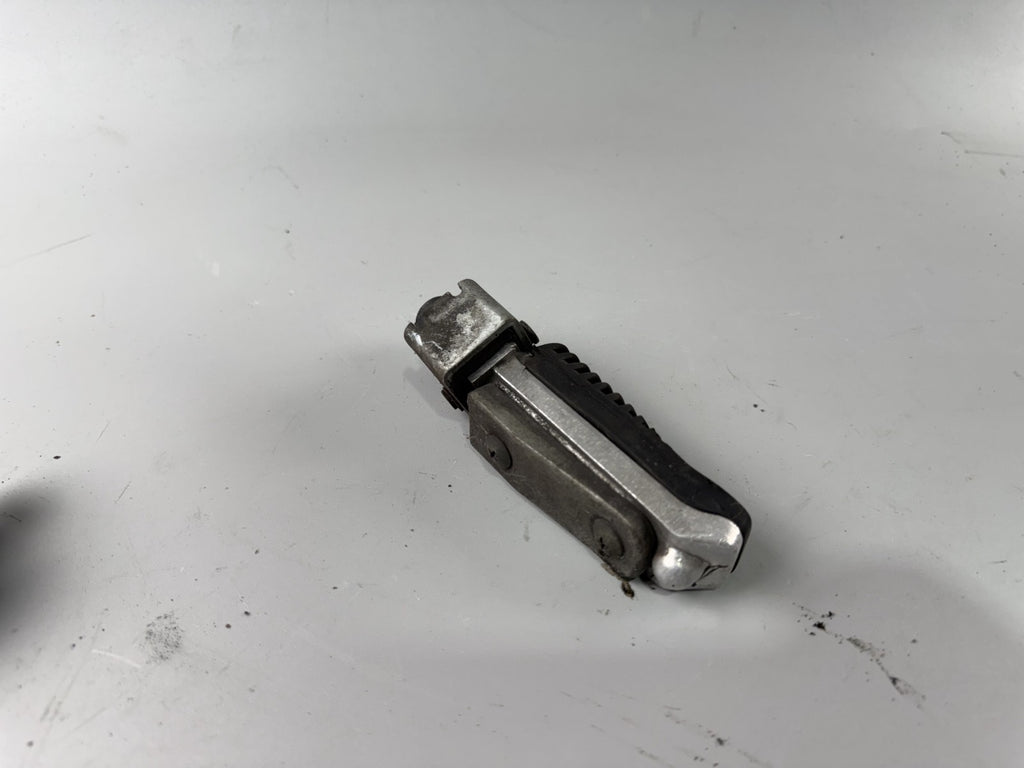Suzuki GSF600 GN77B Bandit Fußrasten front vorne Footsteps Hangers Fahrer