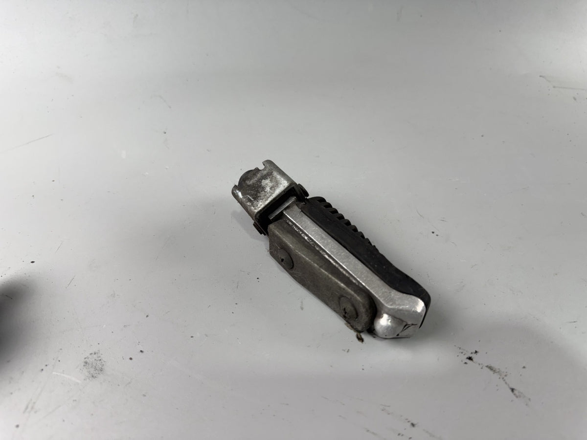 Suzuki GSF600 GN77B Bandit Fußrasten front vorne Footsteps Hangers Fahrer