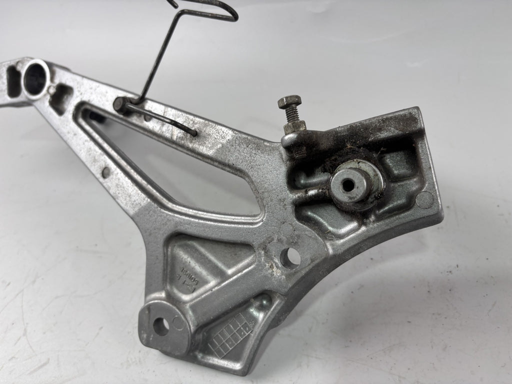 Kawasaki ER 5 EX500A Fußrastenanlage Fußraste Step Hangers Halteplatte rechts
